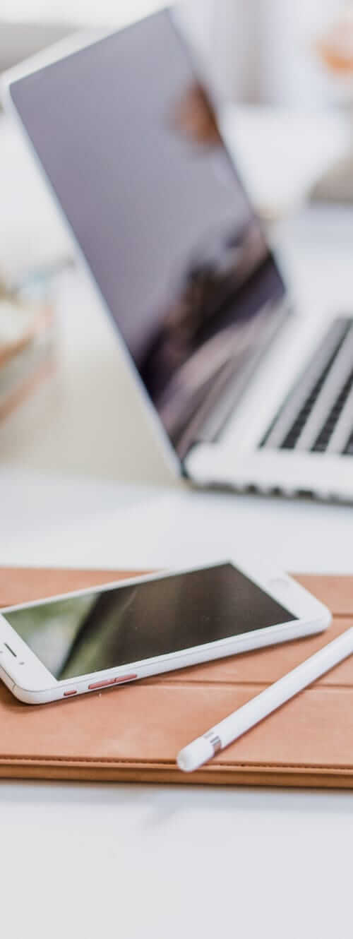 ordinateur sur un bureau